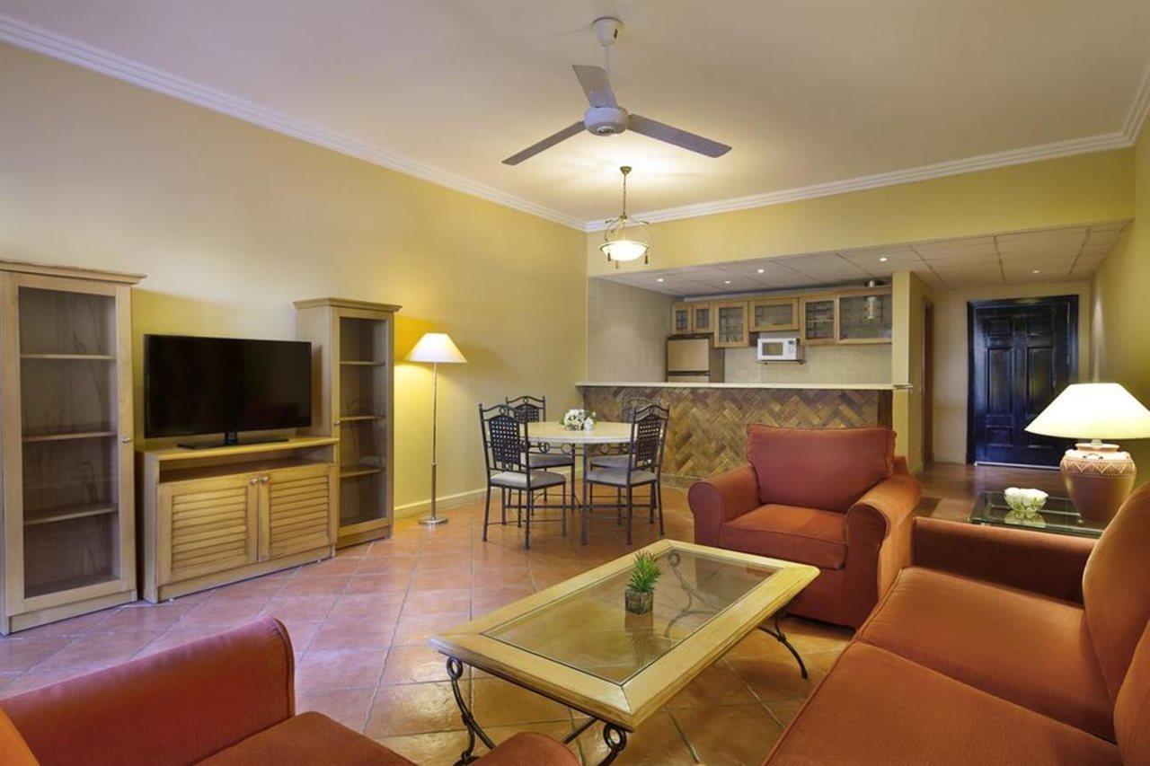 Sharm Dreams Vacation Club - Aqua Park Hotel ภายนอก รูปภาพ A living room in a typical condominium